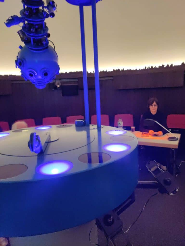 Umlaufbahnen 1 Umlaufbahnen - Julia Wolf bei den Vorbereitungen (C) Stephan Schröder