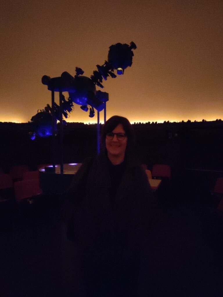 Umlaufbahnen 2 Julia Wolf im Halbdunkel (C) Stephan Schröder